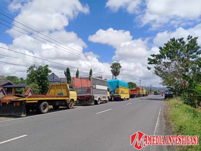 
					Antrean Panjang di SPBU Marioriawa, Warga Keluhkan Terlambatnya Pasokan BBM