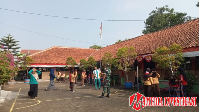 
					Babinsa Koramil Kemusu Latih Siswa SD Klewor I Tata Cara Pengibaran Bendera Merah Putih
