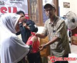 Sambut HUT ke-18, PPWI DKI Jakarta Gelar Bakti Sosial Bagikan Sembako untuk Lansia di Pisangan Baru