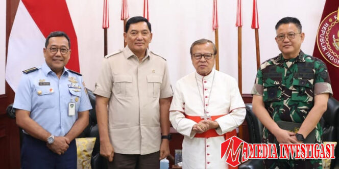 
					Menteri Pertahanan Sjafrie Sjamsoeddin foto bersama Uskup Agung Jakarta Kardinal Ignatius Suharyo. (Dok. Istimewa)