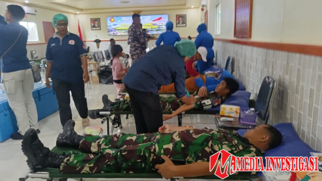 
					Donor Darah dan Pengobatan. (Dok. Pendim 1710/Mimika)