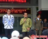 Bupati John Kenedy Azis Sangat Terharu Dapat Persembahan Hasil Pertanian dari Tenaga Honorer R4