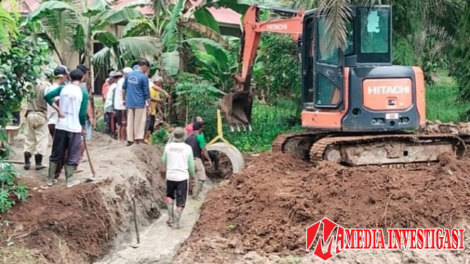 
					Dana Pribadi Demi Rakyat, Sujito Bangun Jalan Poros Antarjorong di Sungai Duo