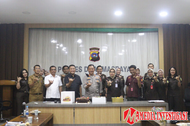 
					Brownies Berhias Lilin di Aula Polres: Kejutan Hangat dari Pimpinan DPRD untuk Kapolres Dharmasraya