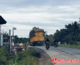 Aspal Baru Menghitam, Tronton Overload Menggilas: Pencitraan Bupati Anisa Dipertanyakan