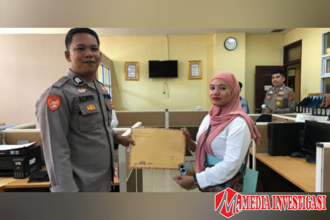 
					Keterangan foto: Pimpinan Redaksi Mediainvestigasi.net, Mitra Yuyanti serahkan berkas laporan ke Polda Sumbar. (Dok. Media Investigasi)