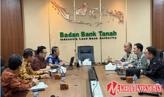 
					Wakil Bupati Padang Pariaman, Rahmat Hidayat ketika audiensi dengan Sekretaris Badan Bank Tanah, Jarot Wahyu Wibowo, beserta jajaran di Kantor Badan Bank Tanah Jakarta. (Dok. Istimewa)