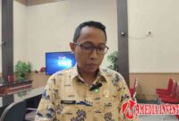 Kepala Dinas Lingkungan Hidup (DLH) Kabupaten Beltim, Novis Ezuar, saat memberikan statment bahaya radiasi meja goyang. (Dok. Istimewa)