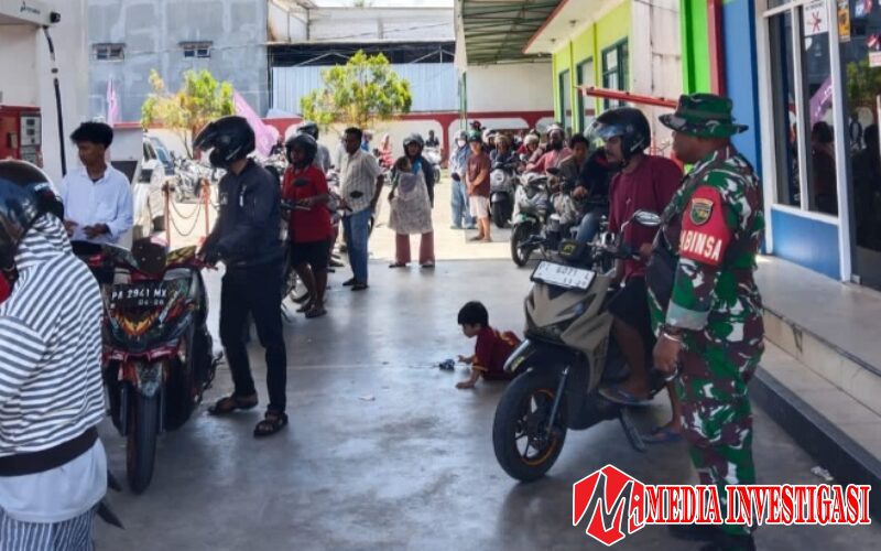 Bantu Kelancaran Operasional Saat Kelangkaan BBM, Babinsa Koramil 1710-02/Timika Bantu Tertibkan Antrian di SPBU