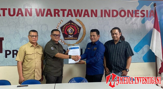 
					Rudolf Simbolon (baju biru) ketika menerima SK. (Dok. PWI Jaya)