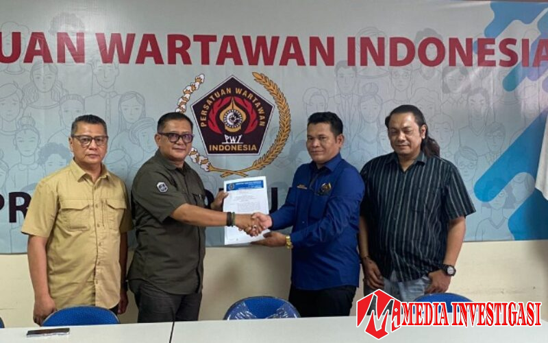 PWI Jaya Serahkan SK, Rudolf Simbolon Resmi Jadi Plt Ketua Pokja Walikota Jakarta Timur