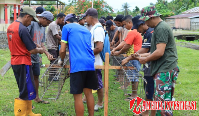 
					Anggota Satgas TMMD Ke-126 Kodim 1505/Tidore dan Warga Kompak, Siapkan Pengecoran Tiang Masjid