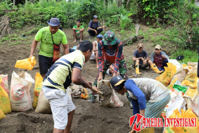 
					Satgas TMMD Kodim 1505/Tidore Bersama Warga Gotong Royong Ambil Material Pasir untuk Pembangunan Lapangan Bola Voli