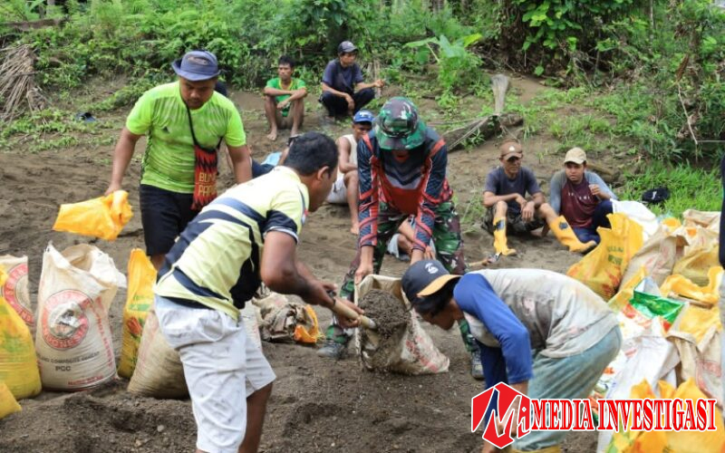 Satgas TMMD Kodim 1505/Tidore Bersama Warga Gotong Royong Ambil Material Pasir untuk Pembangunan Lapangan Bola Voli