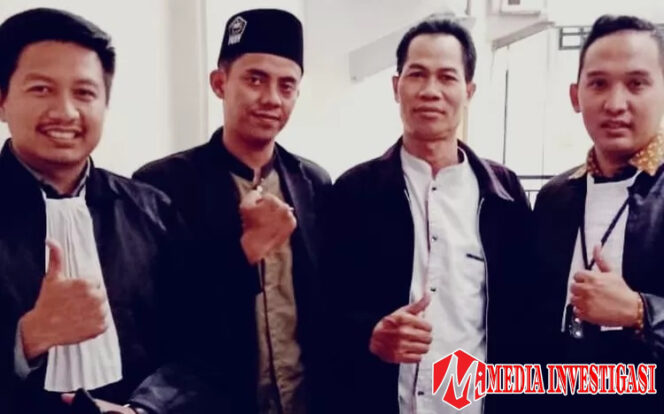 
					Gilang Arvasendra (kanan) bersama rekan yang menjadi kuasa hukum dari Asep Supiyudin. (Dok. Istimewa)
