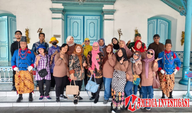 
					Babinsa Kemlayan Dampingi Pokdarwis Dalam Rangka Wisata Budaya