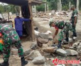 Babinsa Gotong Royong Bersama Warga Bangun Rumah Agar Pekerjaan Cepat Selesai