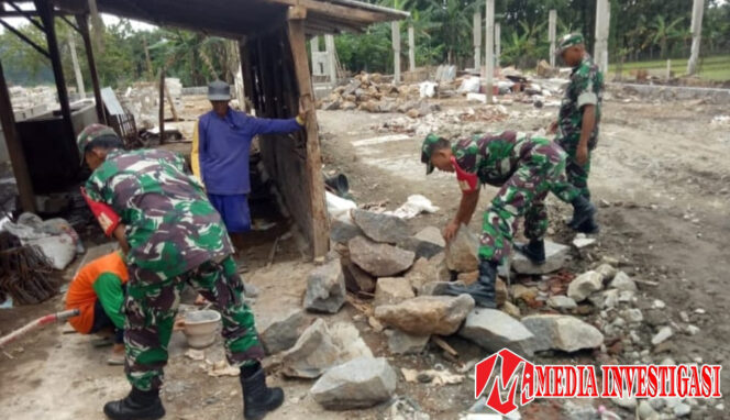 
					Babinsa Gotong Royong Bersama Warga Bangun Rumah Agar Pekerjaan Cepat Selesai