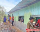 Semangat Gotong Royong, Satgas TMMD 126 Lanjutkan Pengecatan dan Pemasangan Keramik Gereja Advent