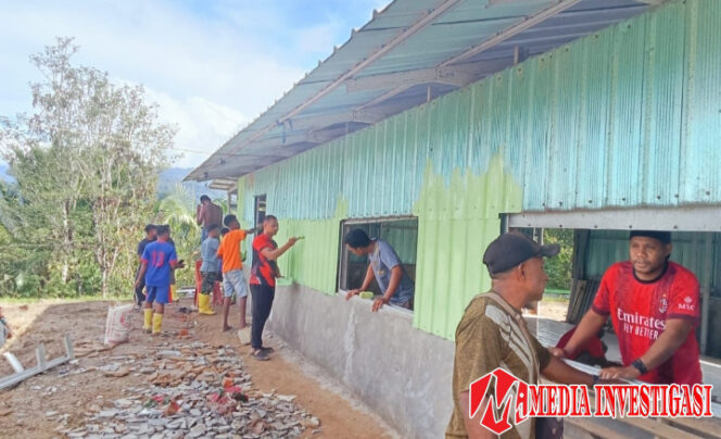 
					Semangat Gotong Royong, Satgas TMMD 126 Lanjutkan Pengecatan dan Pemasangan Keramik Gereja Advent