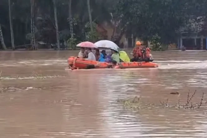 
					Anggota BPBD Kabupaten Padang Pariaman, Sumbar mengevakuasi korban banjir di Kecamatan Ulakan Tapakis. Antara/Tangkapan layar
