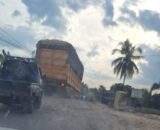 Truk Tronton Overload dari Tebo Bikin Jalan Simalidu–Koto Baru Rusak Parah, Warga Dharmasraya Makin Gerah: “Seolah Kebal Hukum!”