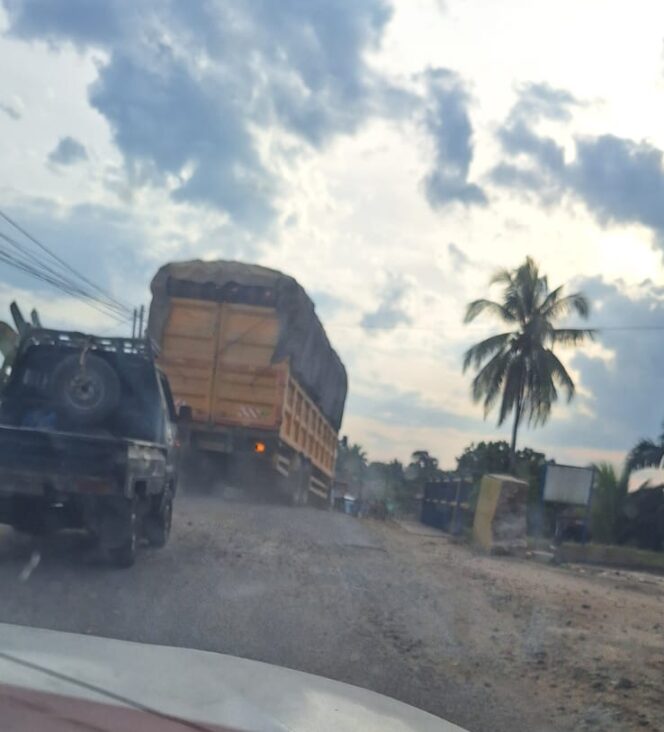 
					Truk Tronton Overload dari Tebo Bikin Jalan Simalidu–Koto Baru Rusak Parah, Warga Dharmasraya Makin Gerah: “Seolah Kebal Hukum!”