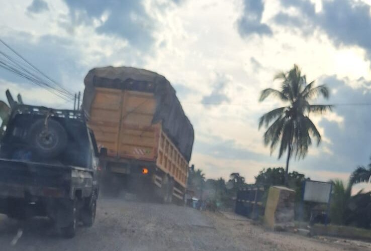 Truk Tronton Overload dari Tebo Bikin Jalan Simalidu–Koto Baru Rusak Parah, Warga Dharmasraya Makin Gerah: “Seolah Kebal Hukum!”