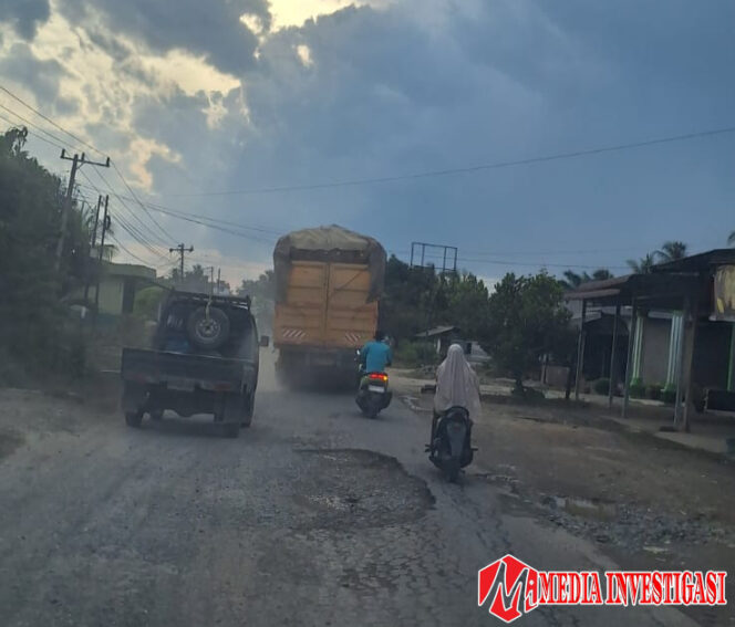 
					Truk Tronton Overload Asal Tebo Diduga Jadi Penyumbang Kerusakan Terbesar di Ruas Simalidu–Koto Baru, Warga Resah dan Pertanyakan Penegakan Hukum