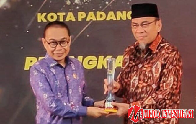 
					Padang Raih Predikat Kota Informatif, Wawako Maigus Sabet “Achievement Motivation Person 2025”