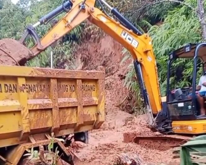 
					Atasi Bencana, Dua Alat Berat DPUPR Padang Diturunkan