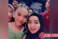Andi Syaqirah foto bersama keluarga di Top D’Academy 7 Indosiar. (Dok. Istimewa)