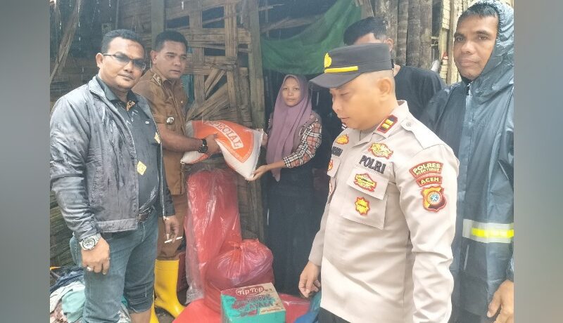 TANGGAP DARURAT SOSIAL: Dinsos Aceh Timur dan Muspika Pante Bidari Serahkan Bantuan untuk Keluarga Lawati