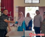 Ketua DPRD Dharmasraya Serahkan Bantuan Meja dan Kursi untuk Sekolah Dasar