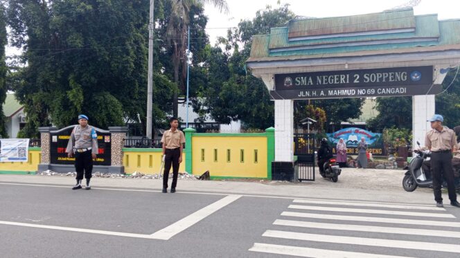
					Pelayanan Pagi Humanis, Polres Soppeng Jamin Keselamatan Pelajar di SMA 2 Soppeng.