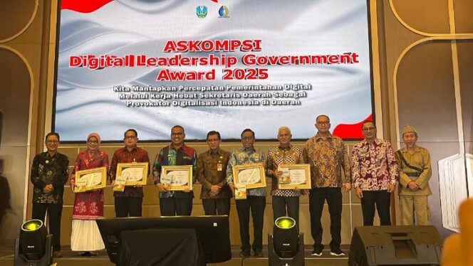 
					Restuardy Daud, mewakili Wakil Menteri Dalam Negeri, menghadiri sekaligus menyerahkan penghargaan ASKOMPSI.Digital Leadership Government Awards (ADLGA) 2025. (Dok. Istimewa)