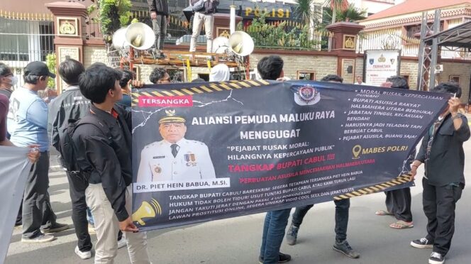 
					Pemuda Maluku Raya geruduk Mabes Polri desak Bupati Halmahera Utara mundur