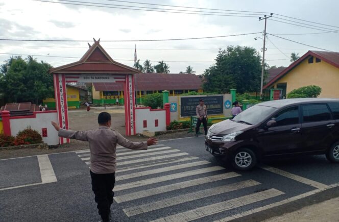 
					Polsek Marioriawa Turun ke Jalan di Jam Sibuk, Fokus Pengaturan Lalu Lintas Amankan Aktivitas Pagi Warga