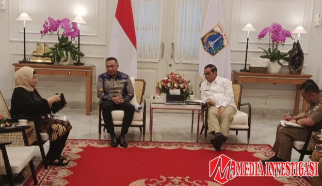 
					Dharma Pongrekun bersama Mantan Menteri Kesehatan, Siti Fadilah Supari ketika menemui Gubernur DKI Pramono Anung. (Dok. Media Investigasi)