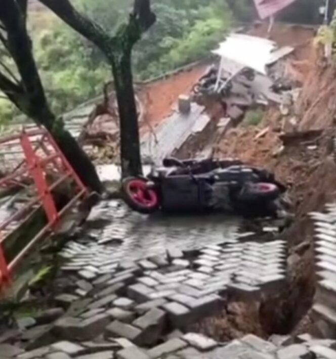 
					Longsor Terjang Area Parkir FEBI UIN Imam Bonjol, Sejumlah Kendaraan Rusak