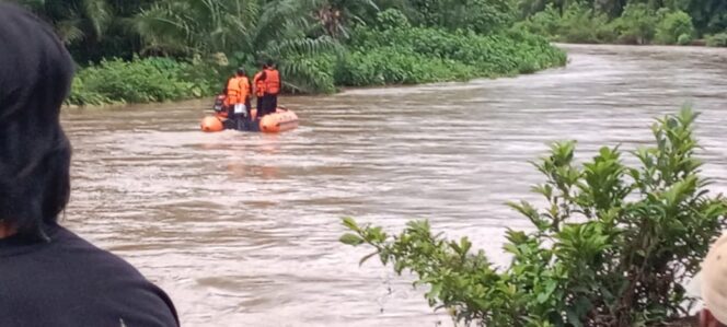 
					Di kecamatan Lengayang, terdapat kabar duka: seorang warga bernama Uta (75 tahun) dilaporkan hanyut di Kampung Akat.  Hingga laporan ini dirilis, korban masih dalam pencarian oleh Tim SAR bersama masyarakat.Foto Dok PMI Pesisir Selatan
