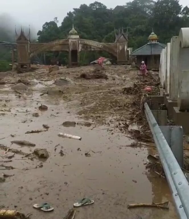 
					Longsor besar di kawasan jembatan kembar menuju Lembah Anai, Kamis, 27 November 2025, salah satu jalur paling vital yang menghubungkan Padang Panjang – Padang.  Foto: Tangkapan Layar video warga