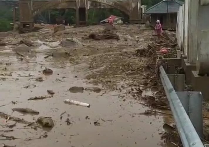 Breaking News: Video Banjir dan Longsor di Padang Panjang–Lembah Anai Sumbar Siang Ini: Rekaman Warga Ungkap Kerusakan Hebat, Permukiman Rusak Parah