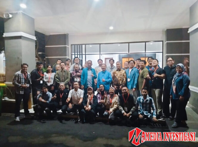 
					Ketua dan Wakil Ketua MK bersama para Jurnalis dan AMKI. (Dok Humas AMKI)