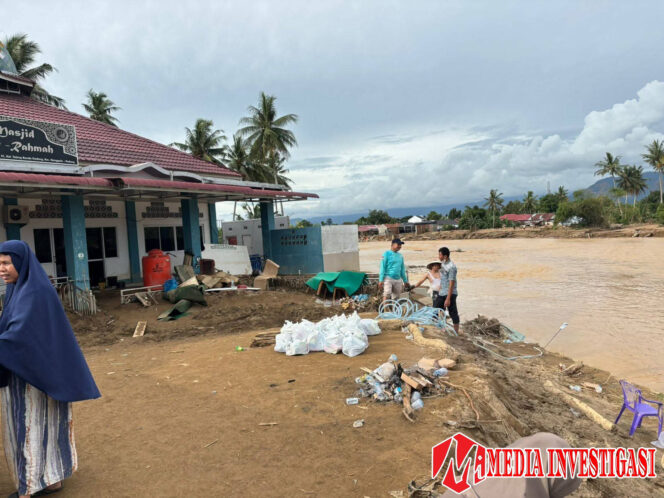 
					Korban Banjir Padang: 4.446 Masih Mengungsi, 12 Meninggal Dunia