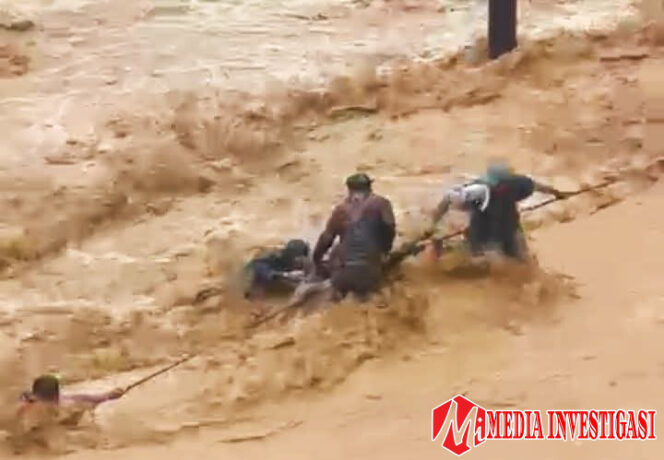 
					12 Warga di Batu Busuk Dievakuasi, Dua Sempat Hanyut