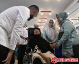 Penyandang Disabilitas Dapat Kursi Roda Baru dari Wali Kota