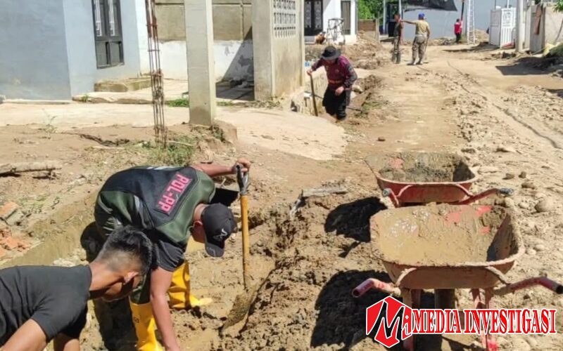 Tak Menunggu Lama, Satpol PP Padang Turun Bersih-Bersih Lumpur Pascabencana