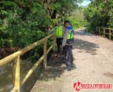 Salah Satu Langkah Antisipasi Banjir, Personel Polsek Belitang III cek Debit Air Sungai