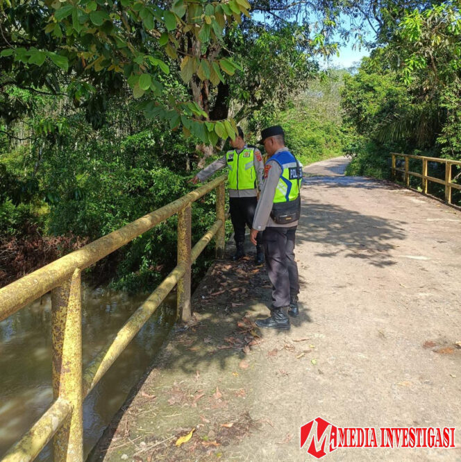 
					Salah Satu Langkah Antisipasi Banjir, Personel Polsek Belitang III cek Debit Air Sungai